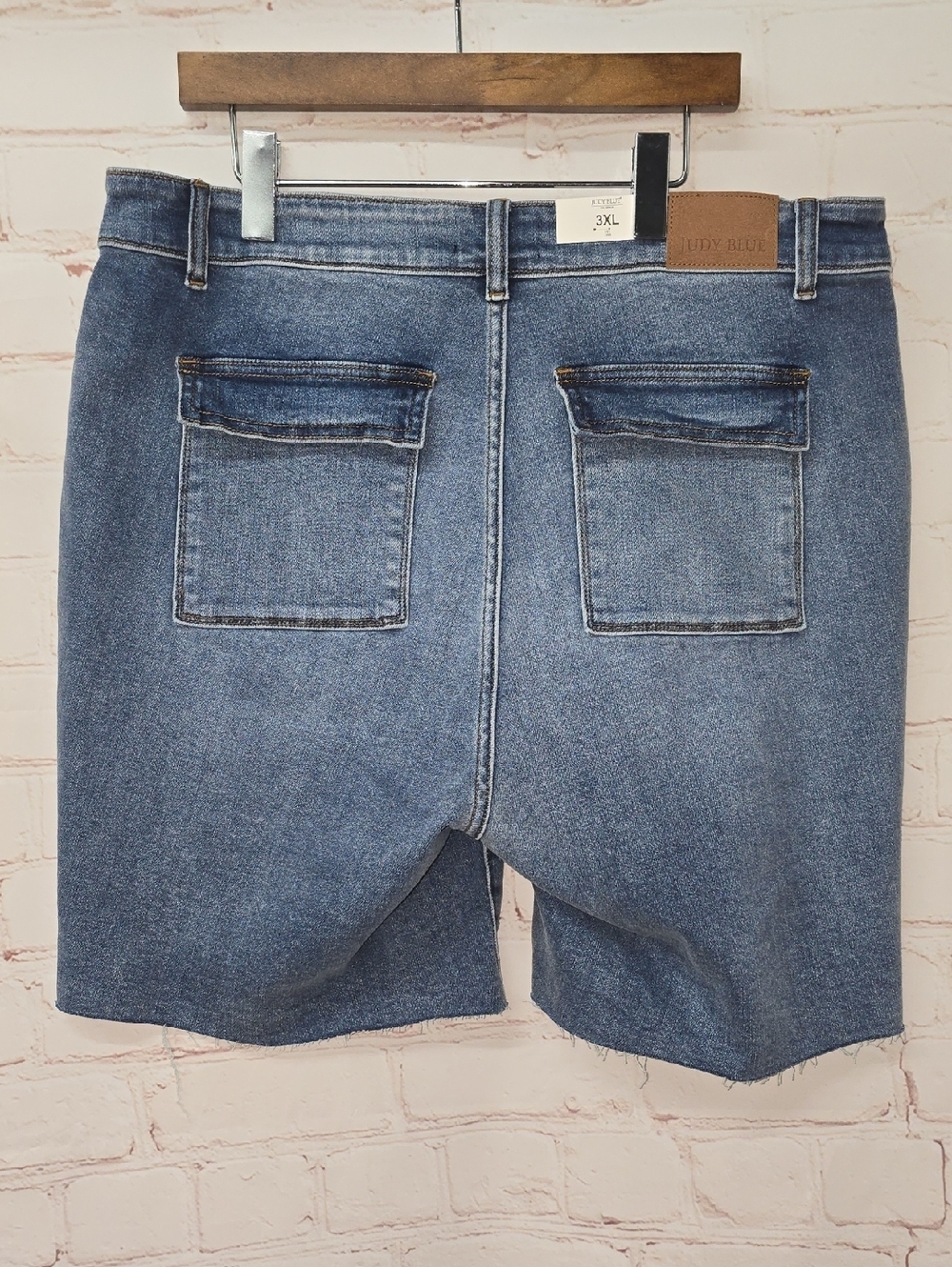 Judy Blue Mid Rise Medium Blue Bermuda Jean Shorts Flap Back Pockets Size 3X NWT
